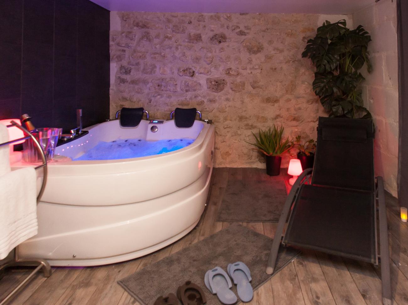 8hq_chambre-hote-jacuzzi-spa (15).jpg